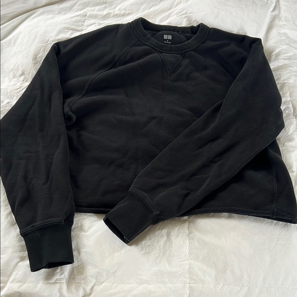 Uniqlo Cropped Black Crewneck Sweatshirt